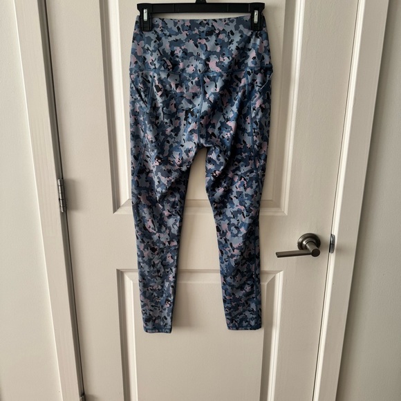 Blue/pink/black camouflage cropped leggings - Picture 3 of 4